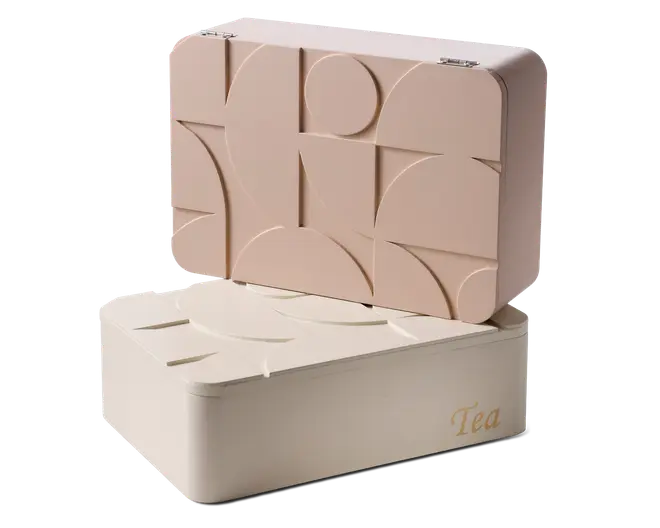 Rektangulær opbevaringsboks med hængslet låg, der har et hævet geometrisk mønster af cirkler og linjer på ydersiden. Boksen er i en blød beige farve med et lidt mørkere låg, og ordet 'Tea' er elegant trykt med guldfarvet skrift på fronten. Designet er moderne og minimalistisk med glatte, afrundede kanter.