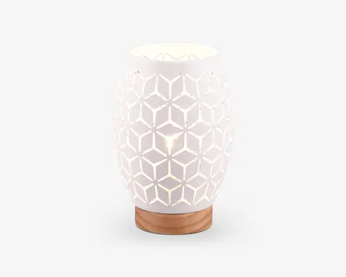 Ovalformet lampe med en hvid keramisk krop, der har et geometrisk udskæringsmønster, som lader lyset skinne igennem. Lampen står på en rund fod af lyst træ, hvilket giver et naturligt præg. Designet skaber en dekorativ og stemningsfuld belysning.