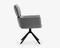 Sideview af en moderne stol med gråt polstret sæde og ryglæn. Stolen har et lige, firkantet design med integrerede armlæn og et let skråt ryglæn for støtte. Den står på en sort metalfod med fire skråtstillede ben, hvilket giver stabilitet og et moderne udtryk.