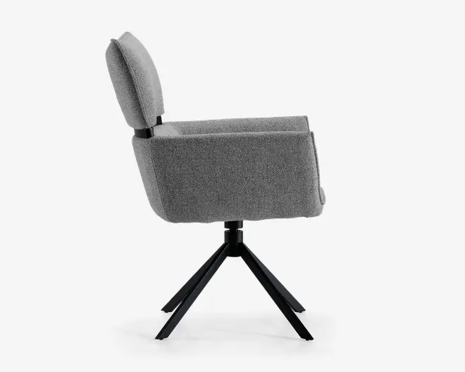 Sideview af en moderne stol med gråt polstret sæde og ryglæn. Stolen har et lige, firkantet design med integrerede armlæn og et let skråt ryglæn for støtte. Den står på en sort metalfod med fire skråtstillede ben, hvilket giver stabilitet og et moderne udtryk.