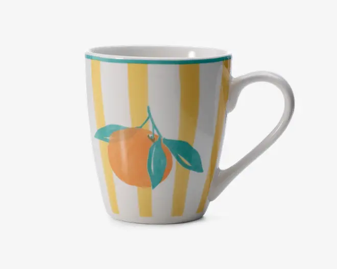 Keramikkrus med blank overflade, dekoreret med lodrette gule og hvide striber. Forsiden har en illustration af en appelsin med grønne blade. Krusets kant er markeret med en turkis linje, og hanken er glat og buet for et behageligt greb.