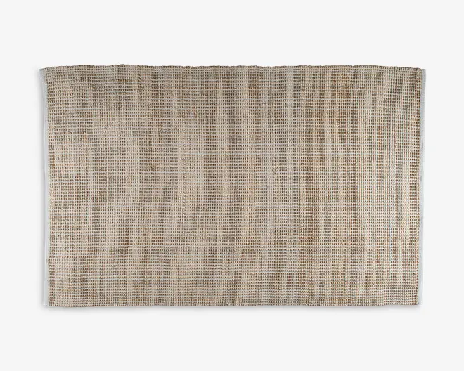 Rektangulært underlag lavet af naturlige vævede fibre med et løst, åbent vævemønster, der giver en tekstureret og luftig fornemmelse. Farven er lys beige, og kanterne er afsluttet med en enkel, ren syning. Underlaget har et rustikt, organisk udseende, der passer godt til at tilføje et naturligt præg til boligindretningen.