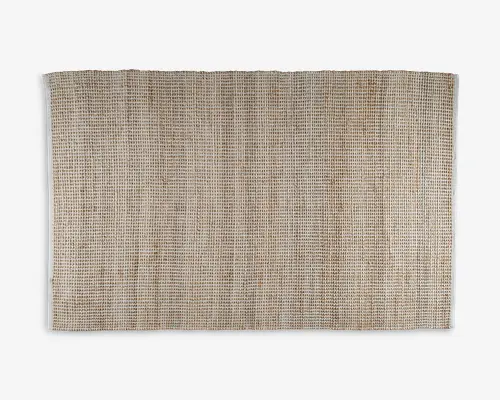 Rektangulært underlag lavet af naturlige vævede fibre med et løst, åbent vævemønster, der giver en tekstureret og luftig fornemmelse. Farven er lys beige, og kanterne er afsluttet med en enkel, ren syning. Underlaget har et rustikt, organisk udseende, der passer godt til at tilføje et naturligt præg til boligindretningen.
