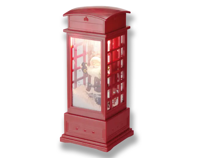 Rektangulær dekorationslanterne udformet som en klassisk britisk telefonboks, malet i klar rød med gennemsigtige vinduespaneler på alle sider. Indeni er der en festlig scene med en julemandsfigur, der holder en lanterne, omgivet af kunstig sne. Basen er solid med stjerneformede udskæringer, og toppen er let buet med et lille kroneemblem. Lanternen er beregnet til at stå oprejst og kan bruges som julepynt.