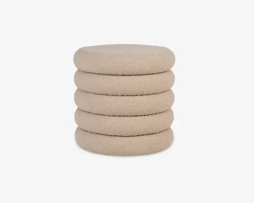 En stak med fem runde, beige skumpuder med en glat og ensartet tekstur. Hver pude har en jævn tykkelse og en blød, porøs overflade, velegnet til skånsom påføring eller rengøring.
