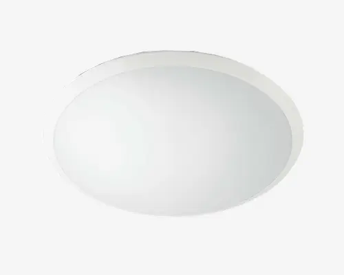 Rund loftlampe med glat, hvidt matteret glas og en slank, hvid metalramme. Designet er minimalistisk og moderne, hvilket giver en jævn lysfordeling. Lampen er monteret tæt på loftet og er velegnet til rum med lav loftshøjde.