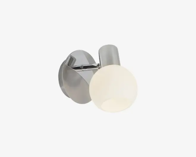 Væghængt lampe med rund base i krom og en enkelt kugleformet skærm i mat glas. Lampen har et moderne, minimalistisk design med en glat, metallisk overflade og en rund skærm, der spreder lyset jævnt.