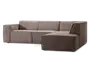 Moderne hjørnesofa med chaiselong på højre side. Polstret i et blødt, taupefarvet stof med en diskret tekstur. Sofaen har brede, firkantede armlæn og dybe, bløde sædehynder for ekstra komfort. Ryglæn og sædehynder har rene, lige linjer, hvilket giver sofaen et moderne og minimalistisk udtryk. Basen er lav, hvilket understreger det moderne design.
