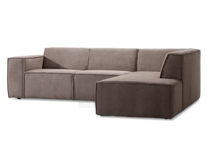 Moderne hjørnesofa med chaiselong på højre side. Polstret i et blødt, taupefarvet stof med en diskret tekstur. Sofaen har brede, firkantede armlæn og dybe, bløde sædehynder for ekstra komfort. Ryglæn og sædehynder har rene, lige linjer, hvilket giver sofaen et moderne og minimalistisk udtryk. Basen er lav, hvilket understreger det moderne design.