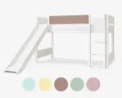 Børneseng i højsengsdesign med indbygget rutsjebane og solid stige for nem adgang. Rammen er hvid med en beige sikkerhedsplade ved hovedenden. Rutsjebanen er bred og glat for sikker leg. Sengen er hævet, hvilket giver plads under til opbevaring eller leg. Billedet viser også fem farveprøver, hvilket indikerer, at sengen fås i lyseblå, lysegul, taupe, mintgrøn og lyserød.