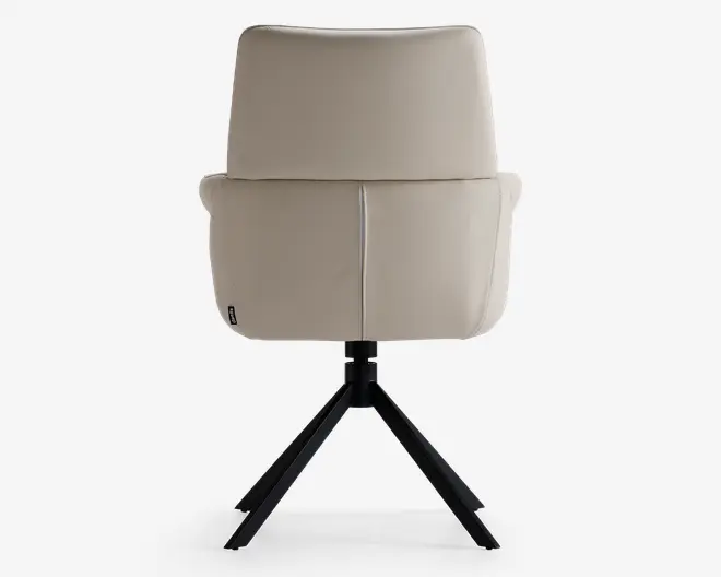 Billedet viser bagsiden af en moderne stol med lys beige polstring på sæde og ryg. Stolen har et enkelt, minimalistisk design med en synlig lodret syning midt på ryggen. Den står på en solid sort metalbase med fire skråtstillede ben, der giver stabilitet og et moderne udtryk.