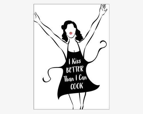 Forklæde med et sjovt design, der viser en stiliseret illustration af en kvinde med hævede arme, røde læber og sort hår. Forklædet har den humoristiske tekst 'I Kiss BETTER Than I Can COOK' trykt med store hvide bogstaver på fronten. Illustrationen er enkel og sort-hvid, bortset fra læberne, som er knaldrøde og giver et farverigt element.