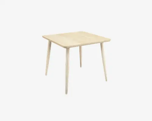 Firkantet bord med lys træfinish, glat og flad bordplade samt fire let tilspidsede ben. Designet er minimalistisk og moderne med rene linjer og synlig træstruktur på overfladen.