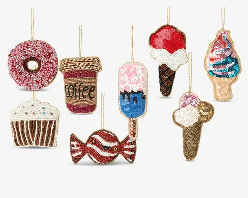 Sæt med otte dekorative ornamenter formet som forskellige søde sager, herunder en lyserød donut, en kaffekop, en cupcake med hvid glasur og farverige krymmel, et rød- og hvidstribet slik, en ispind med lyserøde og blå farver, en isvaffel med rød og hvid kugle, en softice-vaffel med blå, lyserøde og hvide striber samt en isvaffel med hvid og lyserød kugle. Hver ornament er pyntet med pailletter og perler, hvilket giver dem et glitrende og tekstureret udseende. Alle har gyldne ophængsløkker til nem udstilling.
