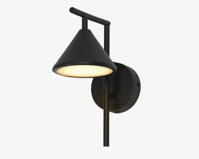 En moderne vægmonteret lampe med mat sort finish. Lampen har en konisk skærm, der leder lyset nedad, og er fastgjort til en rund bagplade samt en lodret stang. Lyset udsender en varm glød, og designet er stilrent og minimalistisk, velegnet til moderne indretning.