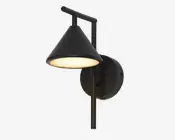 En moderne vægmonteret lampe med mat sort finish. Lampen har en konisk skærm, der leder lyset nedad, og er fastgjort til en rund bagplade samt en lodret stang. Lyset udsender en varm glød, og designet er stilrent og minimalistisk, velegnet til moderne indretning.