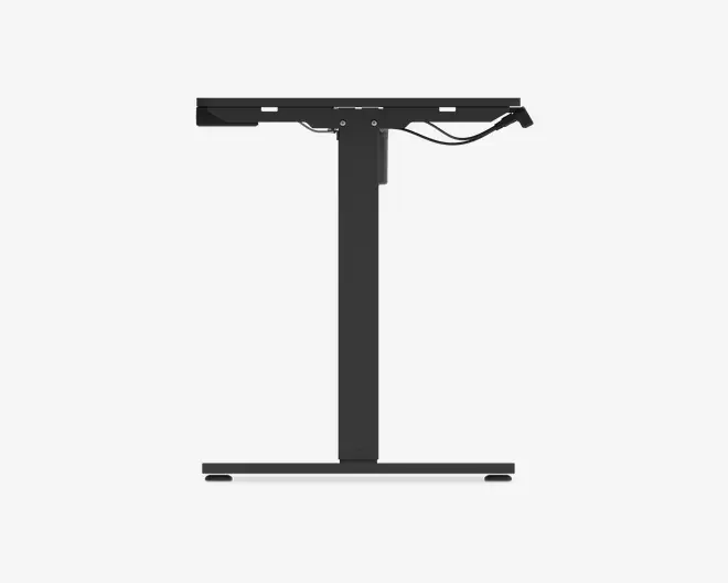 Sort metal justerbart skrivebordsstel med en central støttekolonne og en bred, flad base for stabilitet. Stellet har en kabelbakke under bordpladen, som holder ledninger organiseret og skjult. Designet er minimalistisk og moderne og passer til forskellige bordpladestørrelser.