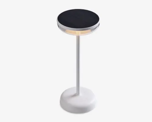 Høj, slank lampe med en rund sort top, sandsynligvis med solpanel, understøttet af en hvid stang og en cirkulær hvid fod. Lampen har en diskret lysring under toppen, hvilket indikerer indbygget LED-belysning. Minimalistisk og moderne design, velegnet til udendørs eller indendørs brug.