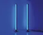 Et par høje, slanke, lodrette LED-lysstænger, der udsender et kraftigt blåt skær. Hver lysstang er monteret på en rund, flad fod og tilsluttet en strømkabel. Designet er minimalistisk og moderne, velegnet som stemnings- eller accentbelysning i nutidige indretninger.