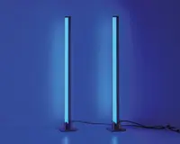Et par høje, slanke, lodrette LED-lysstænger, der udsender et kraftigt blåt skær. Hver lysstang er monteret på en rund, flad fod og tilsluttet en strømkabel. Designet er minimalistisk og moderne, velegnet som stemnings- eller accentbelysning i nutidige indretninger.