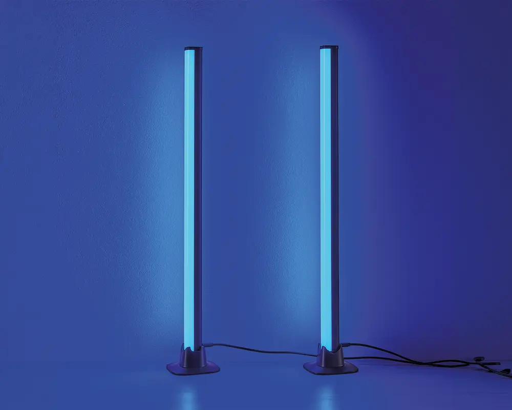 Et par høje, slanke, lodrette LED-lysstænger, der udsender et kraftigt blåt skær. Hver lysstang er monteret på en rund, flad fod og tilsluttet en strømkabel. Designet er minimalistisk og moderne, velegnet som stemnings- eller accentbelysning i nutidige indretninger.