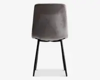 Stol med glat, let buet ryg og sæde betrukket med et blødt, gråt stof. Stolen har fire skråtstillede, sorte metalben, der giver stabilitet og et moderne udtryk. Designet er minimalistisk og nutidigt med rene linjer og et behageligt, polstret sæde.