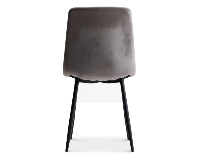 Stol med glat, let buet ryg og sæde betrukket med et blødt, gråt stof. Stolen har fire skråtstillede, sorte metalben, der giver stabilitet og et moderne udtryk. Designet er minimalistisk og nutidigt med rene linjer og et behageligt, polstret sæde.