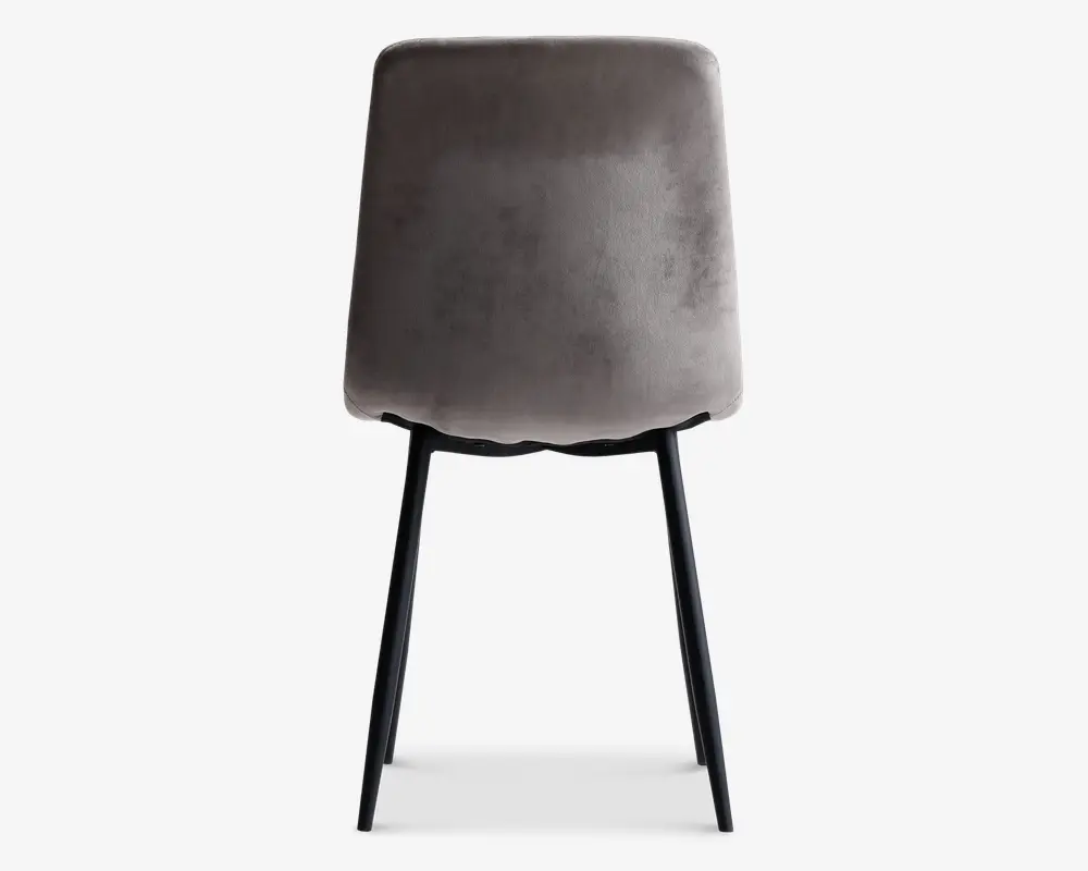 Stol med glat, let buet ryg og sæde betrukket med et blødt, gråt stof. Stolen har fire skråtstillede, sorte metalben, der giver stabilitet og et moderne udtryk. Designet er minimalistisk og nutidigt med rene linjer og et behageligt, polstret sæde.