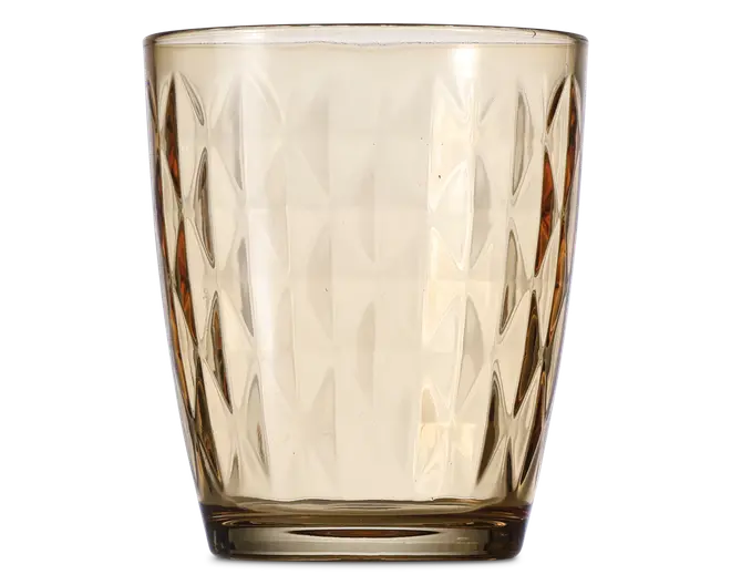 Et transparent drikkeglas med en let ravfarvet tone, der har en geometrisk diamantmønstret tekstur på ydersiden. Glasset er let konisk, bredere foroven og smallere ved bunden, med en glat kant og en tyk, solid bund for stabilitet.