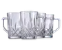 Sæt med fire klare glas krus med solide håndtag og et dekorativt diamantmønster omkring den nederste halvdel. Krusene har en tyk bund og lige sider, hvilket giver et klassisk og elegant udseende, der er velegnet til servering af drikkevarer.
