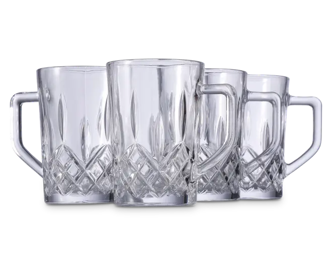Sæt med fire klare glas krus med solide håndtag og et dekorativt diamantmønster omkring den nederste halvdel. Krusene har en tyk bund og lige sider, hvilket giver et klassisk og elegant udseende, der er velegnet til servering af drikkevarer.