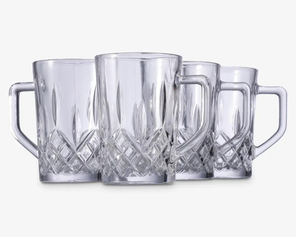 Sæt med fire klare glas krus med solide håndtag og et dekorativt diamantmønster omkring den nederste halvdel. Krusene har en tyk bund og lige sider, hvilket giver et klassisk og elegant udseende, der er velegnet til servering af drikkevarer.