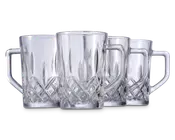 Sæt med fire klare glas krus med solide håndtag og et dekorativt diamantmønster omkring den nederste halvdel. Krusene har en tyk bund og lige sider, hvilket giver et klassisk og elegant udseende, der er velegnet til servering af drikkevarer.