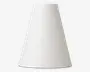 En enkel, konisk lampeskærm med mat hvid finish. Overfladen er glat og uden tekstur, med en bred bund og en smallere åbning i toppen. Det minimalistiske design gør den alsidig og nem at kombinere med forskellige lampestativer og indretninger.