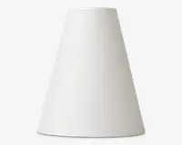 En enkel, konisk lampeskærm med mat hvid finish. Overfladen er glat og uden tekstur, med en bred bund og en smallere åbning i toppen. Det minimalistiske design gør den alsidig og nem at kombinere med forskellige lampestativer og indretninger.