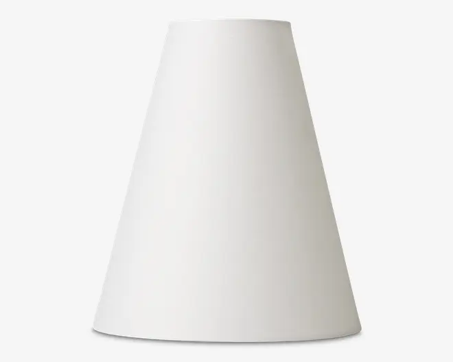 En enkel, konisk lampeskærm med mat hvid finish. Overfladen er glat og uden tekstur, med en bred bund og en smallere åbning i toppen. Det minimalistiske design gør den alsidig og nem at kombinere med forskellige lampestativer og indretninger.