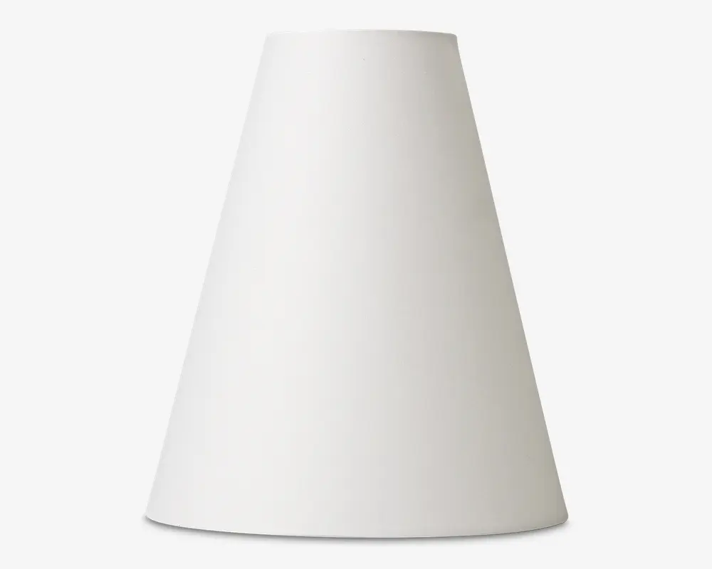 En enkel, konisk lampeskærm med mat hvid finish. Overfladen er glat og uden tekstur, med en bred bund og en smallere åbning i toppen. Det minimalistiske design gør den alsidig og nem at kombinere med forskellige lampestativer og indretninger.