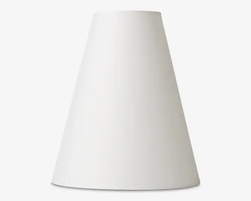 En enkel, konisk lampeskærm med mat hvid finish. Overfladen er glat og uden tekstur, med en bred bund og en smallere åbning i toppen. Det minimalistiske design gør den alsidig og nem at kombinere med forskellige lampestativer og indretninger.