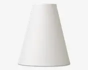 En enkel, konisk lampeskærm med mat hvid finish. Overfladen er glat og uden tekstur, med en bred bund og en smallere åbning i toppen. Det minimalistiske design gør den alsidig og nem at kombinere med forskellige lampestativer og indretninger.