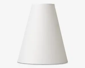 En enkel, konisk lampeskærm med mat hvid finish. Overfladen er glat og uden tekstur, med en bred bund og en smallere åbning i toppen. Det minimalistiske design gør den alsidig og nem at kombinere med forskellige lampestativer og indretninger.