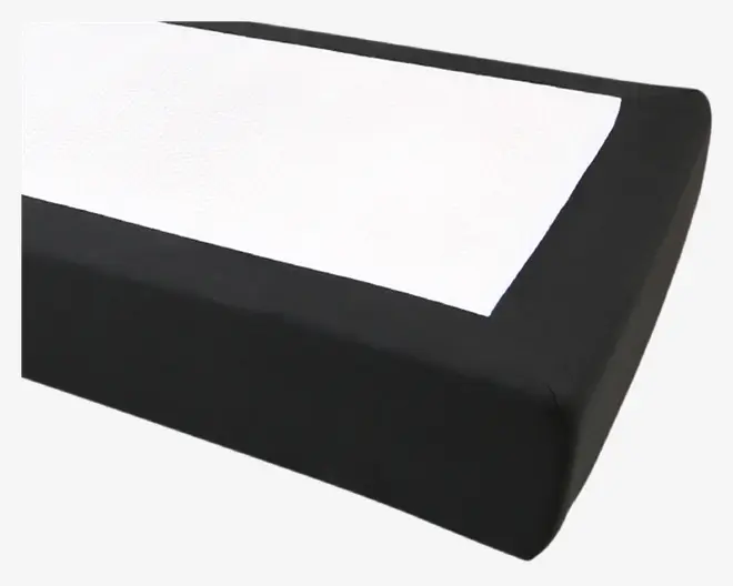 Rektangulært produkt med sort kant og et hvidt, tekstureret midterpanel. Overfladen ser glat ud, og hjørnerne er pænt afsluttede, hvilket tyder på et tætsiddende design. Farvekontrasten giver et moderne og stilfuldt udtryk.