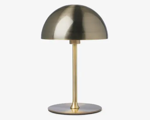 En bordlampe med børstet messingfinish, der har en kuppelformet skærm, en slank cylindrisk stang og en rund, flad fod. Designet er minimalistisk og moderne med en metallisk glans, der giver lampen et elegant og nutidigt udtryk.