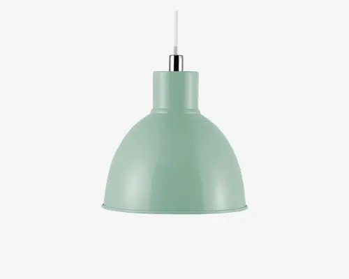 Loftlampe med en glat, kuppelformet metalskærm i en blød pastelgrøn farve. Overfladen har en mat finish, og lampen hænger i en hvid ledning med en kromdetalje øverst. Designet er minimalistisk og moderne, velegnet til forskellige indretninger.