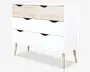 Et moderne møbel med tre rummelige skuffer og et minimalistisk design. Den øverste skuffe har en lys træfinish, mens de to nederste skuffer er hvide. Alle skuffer har buede udskårne greb i sort for nem åbning. Kommoden står på fire skrå, lyse træben, hvilket giver et skandinavisk udtryk.