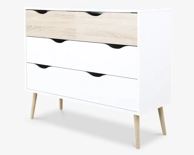 Et moderne møbel med tre rummelige skuffer og et minimalistisk design. Den øverste skuffe har en lys træfinish, mens de to nederste skuffer er hvide. Alle skuffer har buede udskårne greb i sort for nem åbning. Kommoden står på fire skrå, lyse træben, hvilket giver et skandinavisk udtryk.