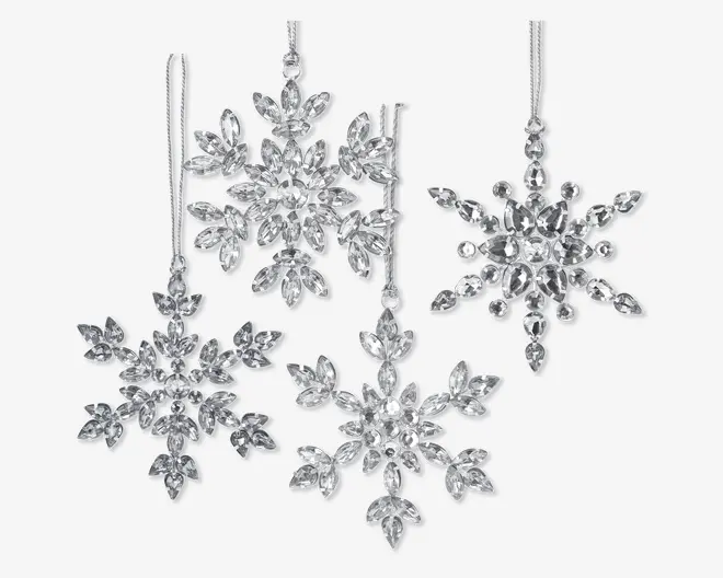Sæt med fem hængende ornamenter formet som snefnug, hver med et unikt design af klare, facetslebne akrylkrystaller arrangeret i indviklede mønstre. Krystallerne er skåret i forskellige former, herunder marquise og runde, for at efterligne den fine struktur i rigtige snefnug. Hvert ornament har en sølvfarvet snor øverst til ophængning. Udtrykket er elegant og glitrende, perfekt til at skabe en festlig og vinterlig stemning i julepynten.