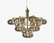 En moderne lysekrone med en ramme af gyldent metal og flere arme, der hver bærer en klar, rillet glasglobus. Globuserne er arrangeret i to niveauer, og hver globus indeholder en synlig pære, hvilket giver en varm og elegant belysning. Designet kombinerer moderne stil med et strejf af vintage.