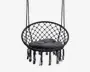 Rund hængestol med sort flettet macramé-design og en tyk, polstret sort siddepude. Stolen har dekorative frynser langs den nederste kant og hænger i to solide reb. Velegnet til både indendørs og udendørs brug og giver en hyggelig og stilfuld siddeplads.