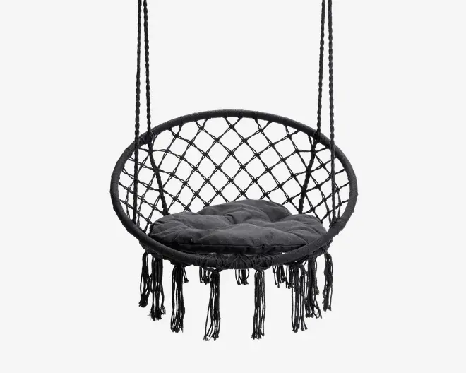 Rund hængestol med sort flettet macramé-design og en tyk, polstret sort siddepude. Stolen har dekorative frynser langs den nederste kant og hænger i to solide reb. Velegnet til både indendørs og udendørs brug og giver en hyggelig og stilfuld siddeplads.