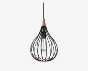 Hængelampe med en dråbeformet åben metalramme i mat sort, der har en synlig vintage Edison-pære i midten. Lampens top har en trædetalje, og pæren hænger centralt i buret. Designet kombinerer industrielle og moderne elementer, velegnet til moderne indretning.